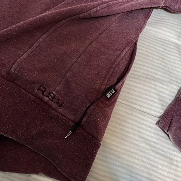 Rusty Hoodie With Earbuds  (Idk If They Hook Up) - Picture 5 of 10